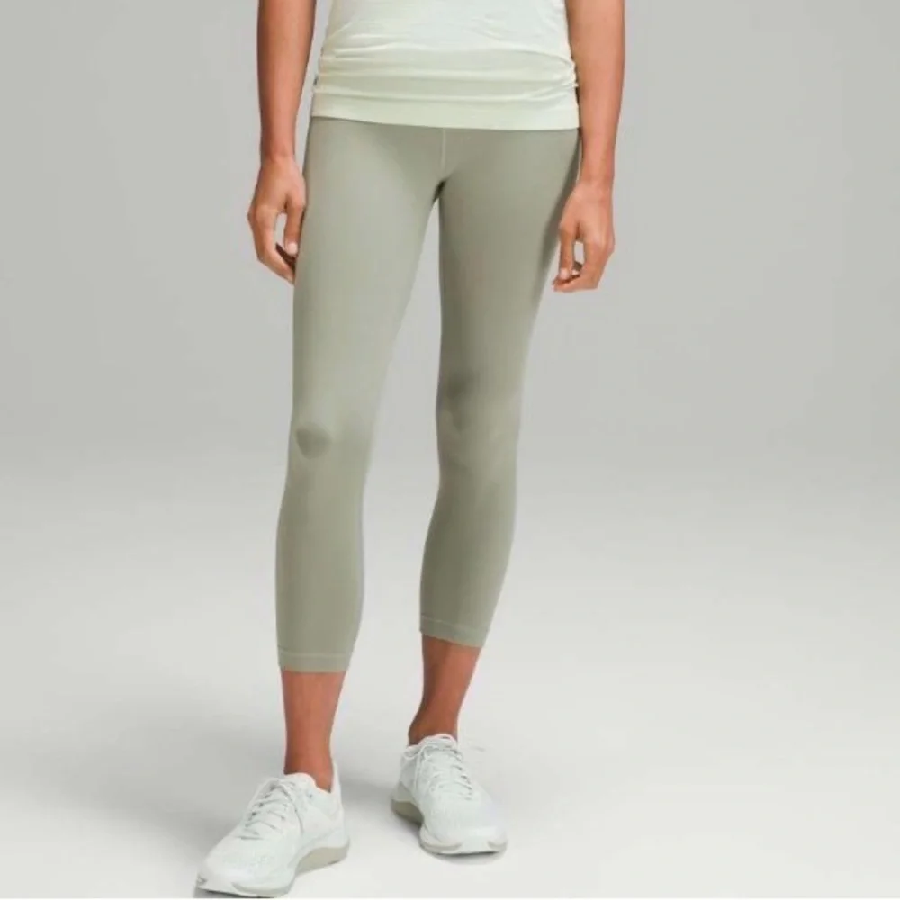 Lululemon sz 12 Wunder Train High-Rise Crop 23